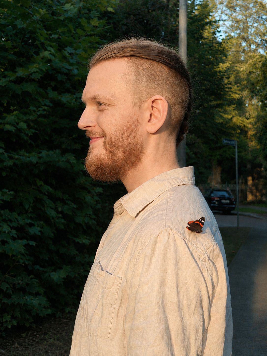 Tim Evert, an einem ruhigen Schreibtisch mit Notizbuch